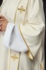 Dalmatyka ecru z dekoracyjnym haftem na tkaninie liturgicznej – wykończenie dekoltu