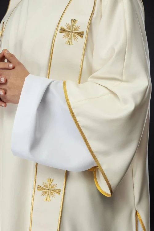 Dalmatyka ecru z dekoracyjnym haftem na tkaninie liturgicznej – wykończenie dekoltu