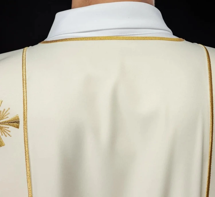Dalmatyka ecru z dekoracyjnym haftem na tkaninie liturgicznej – widok z boku
