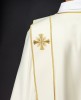 Dalmatyka ecru z dekoracyjnym haftem na tkaninie liturgicznej – widok z tyłu