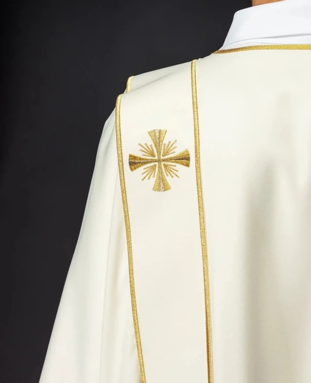 Dalmatyka ecru z dekoracyjnym haftem na tkaninie liturgicznej – widok z tyłu