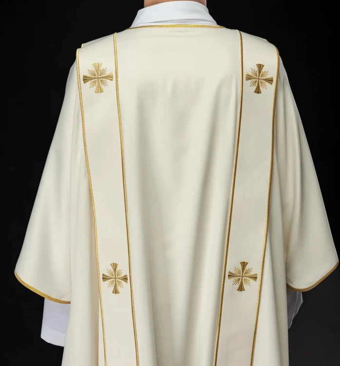 Dalmatyka ecru z dekoracyjnym haftem na tkaninie liturgicznej – struktura tkaniny