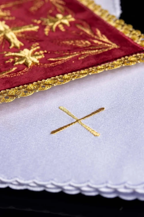 Komplet kielichowy aksamitny z haftowanym motywem kielicha eucharystycznego w kolorze czerwonym – palka i elementy zestawu