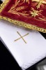 Komplet kielichowy aksamitny z haftowanym motywem kielicha eucharystycznego w kolorze czerwonym – detal palki