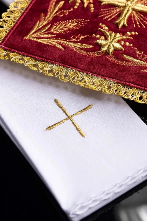 Komplet kielichowy aksamitny z haftowanym motywem kielicha eucharystycznego w kolorze czerwonym – detal palki