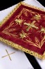 Komplet kielichowy aksamitny z haftowanym motywem kielicha eucharystycznego w kolorze czerwonym – korporał