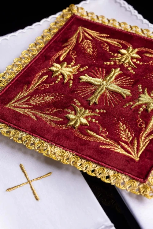 Komplet kielichowy aksamitny z haftowanym motywem kielicha eucharystycznego w kolorze czerwonym – korporał