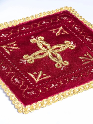 Komplet kielichowy aksamitny z haftowanym motywem liturgicznym w kolorze czerwonym – widok kompletu