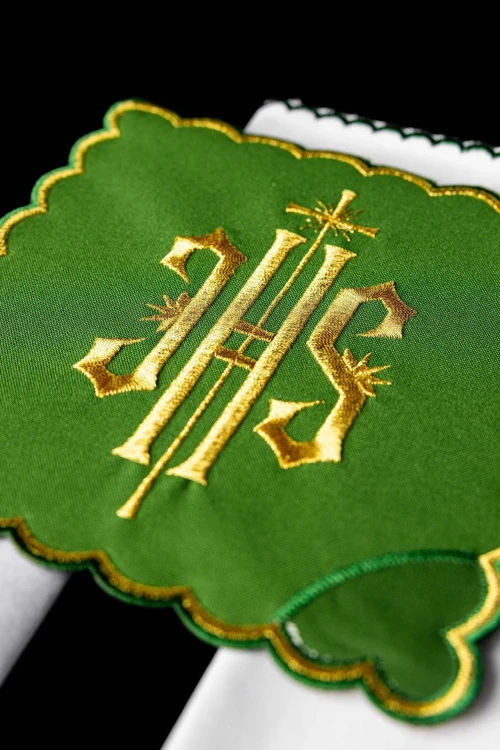 Zielony komplet bielizny kielichowej ze stylizowanym IHS – widok główny