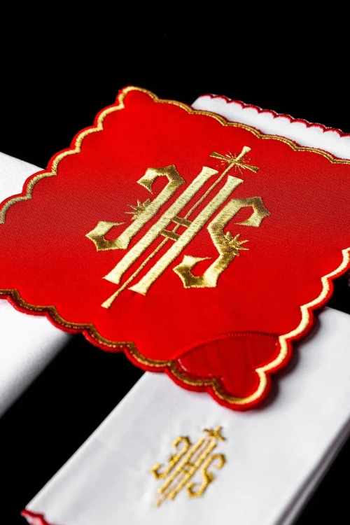 Czerwony komplet bielizny kielichowej ze stylizowanym IHS – widok główny
