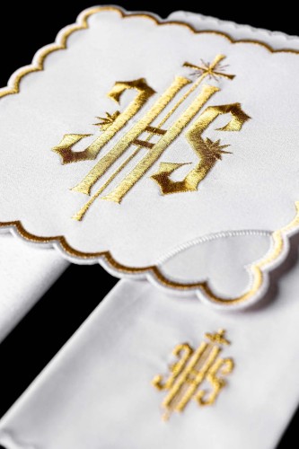 Biały komplet bielizny kielichowej ze stylizowanym IHS – widok główny