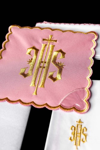 Różowy komplet bielizny kielichowej ze stylizowanym IHS – widok główny