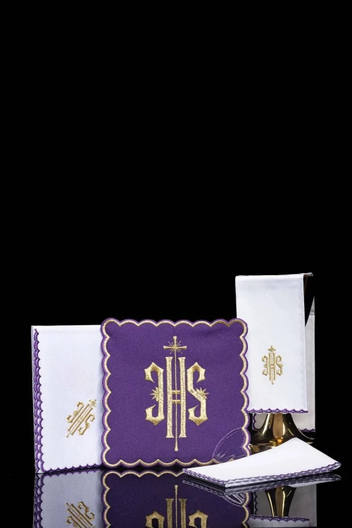 Fioletowy komplet bielizny kielichowej ze stylizowanym IHS – widok kompletu