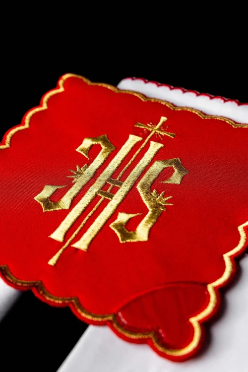 Czerwony komplet bielizny kielichowej ze stylizowanym IHS – zbliżenie haftu