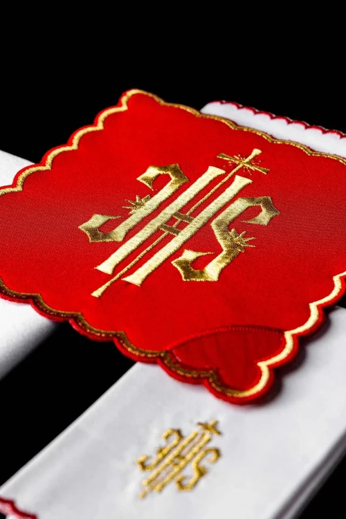 Czerwony komplet bielizny kielichowej ze stylizowanym IHS – detal palki