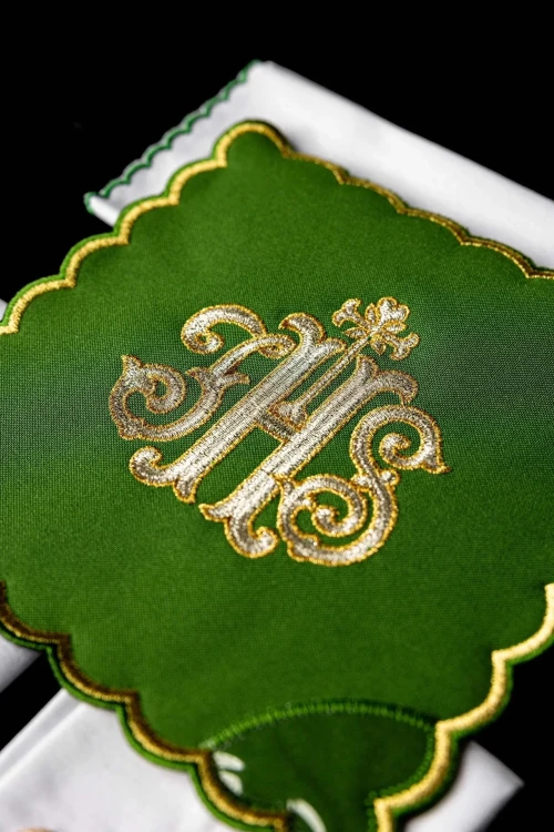 Zielony komplet bielizny kielichowej z ozdobnym monogramem IHS – widok główny