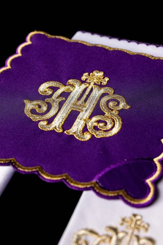 Fioletowy komplet bielizny kielichowej z ozdobnym monogramem IHS – widok główny