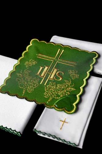 Zielony komplet bielizny kielichowej z IHS, krzyżem i ornamentem – widok główny