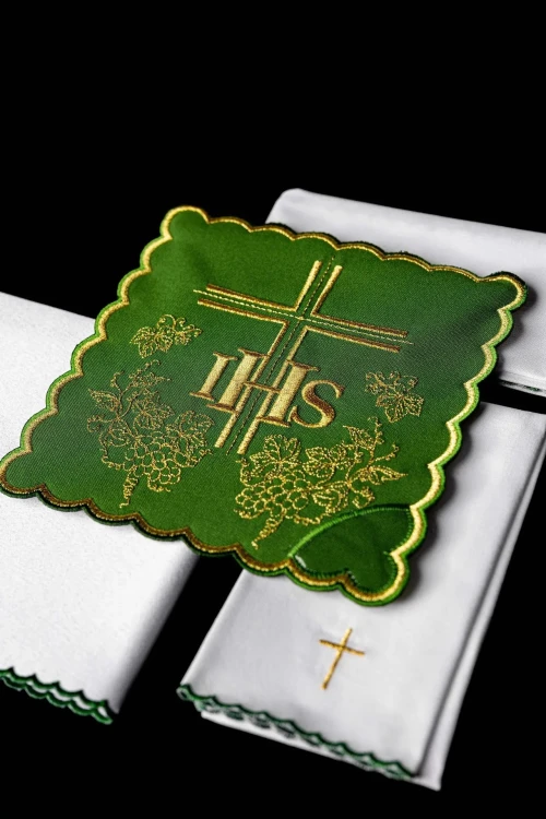 Zielony komplet bielizny kielichowej z IHS, krzyżem i ornamentem – widok główny