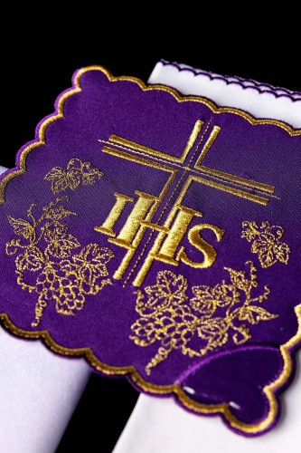 Fioletowy komplet bielizny kielichowej z IHS, krzyżem i ornamentem – widok główny