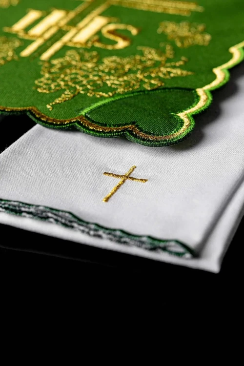 Zielony komplet bielizny kielichowej z IHS, krzyżem i ornamentem – palka i elementy zestawu