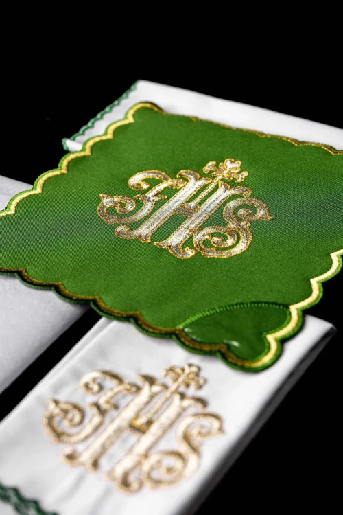 Zielony komplet bielizny kielichowej z ozdobnym monogramem IHS – zbliżenie haftu