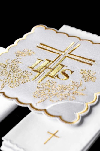 Biały bawełniany komplet kielichowy ze złotym IHS, krzyżem i winoroślą – widok główny