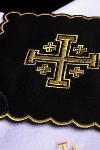 Bawełniany komplet kielichowy z czarną palką i złotym Krzyżem Jerozolimskim – widok główny