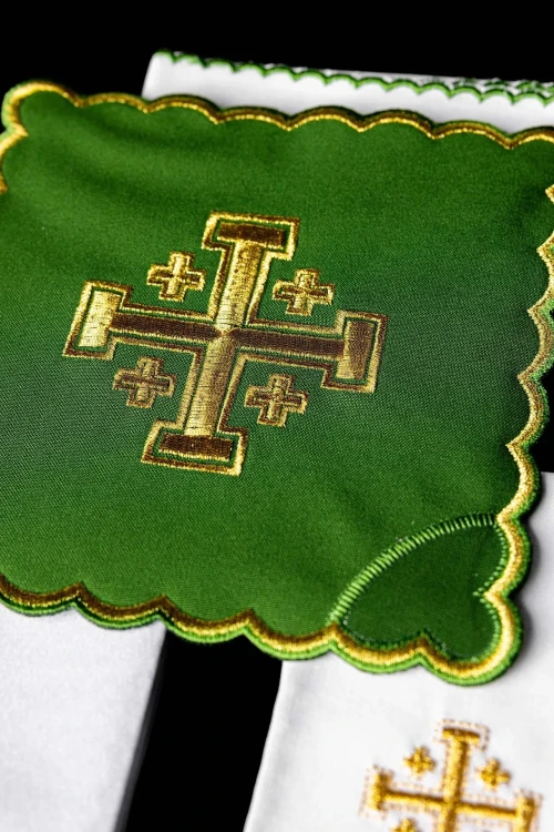 Zielony komplet bielizny kielichowej z Krzyżem Jerozolimskim – widok główny