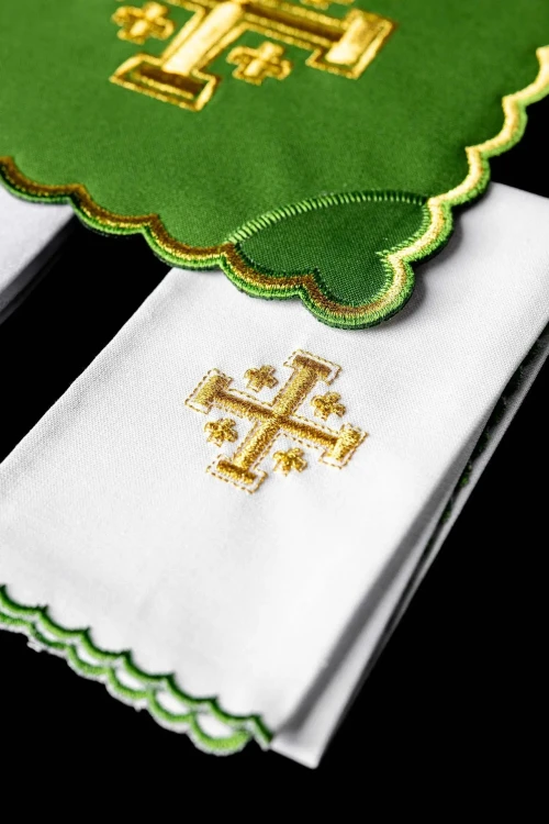 Zielony komplet bielizny kielichowej z Krzyżem Jerozolimskim – palka i elementy zestawu