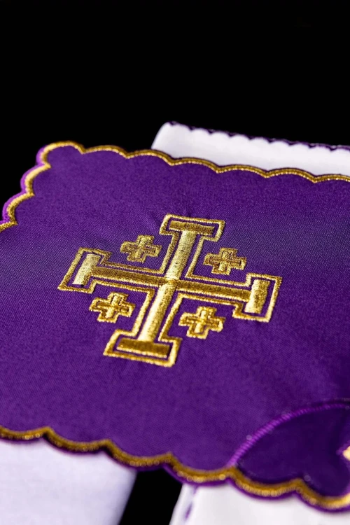 Fioletowy komplet bielizny kielichowej z Krzyżem Jerozolimskim – widok główny