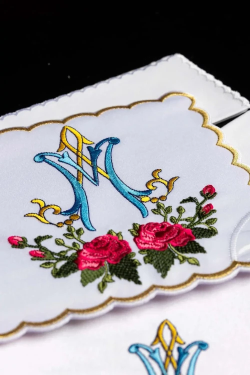 Komplet bielizny kielichowej z monogramem Maryi i różami – widok główny
