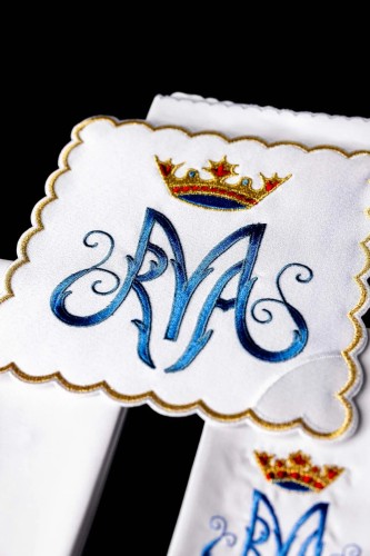 Biały komplet bielizny kielichowej z błękitnym monogramem Maryi i koroną – widok kompletu
