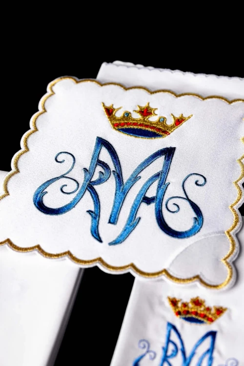 Biały komplet bielizny kielichowej z błękitnym monogramem Maryi i koroną – widok kompletu