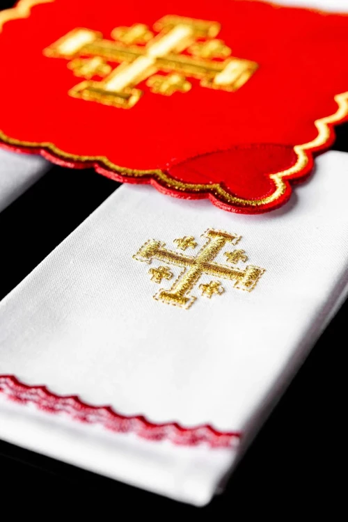 Czerwony komplet bielizny kielichowej z Krzyżem Jerozolimskim – palka i elementy zestawu