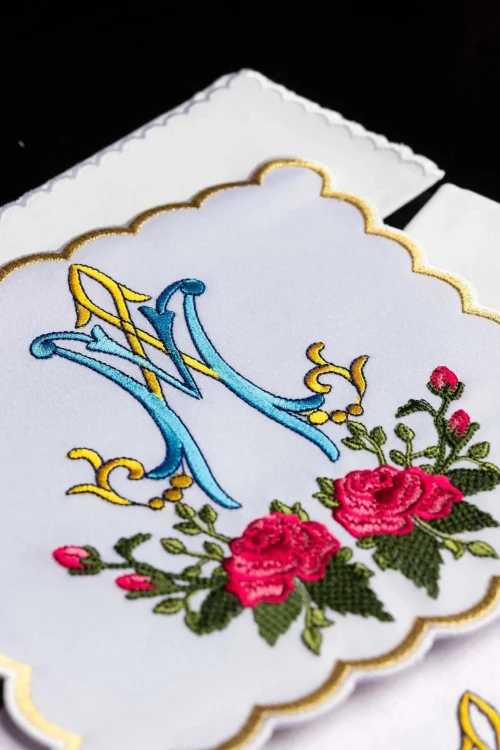 Komplet bielizny kielichowej z monogramem Maryi i różami – zbliżenie haftu