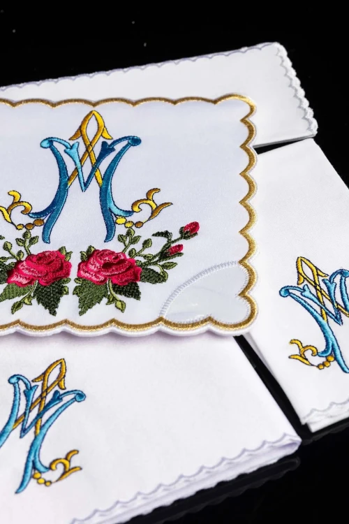 Komplet bielizny kielichowej z monogramem Maryi i różami – korporał
