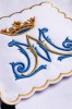 Biały komplet bielizny kielichowej z błękitnym monogramem Maryi i ornamentem – widok główny