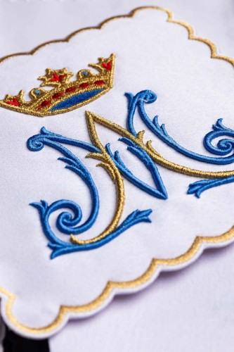 Biały komplet bielizny kielichowej z błękitnym monogramem Maryi i ornamentem – widok główny
