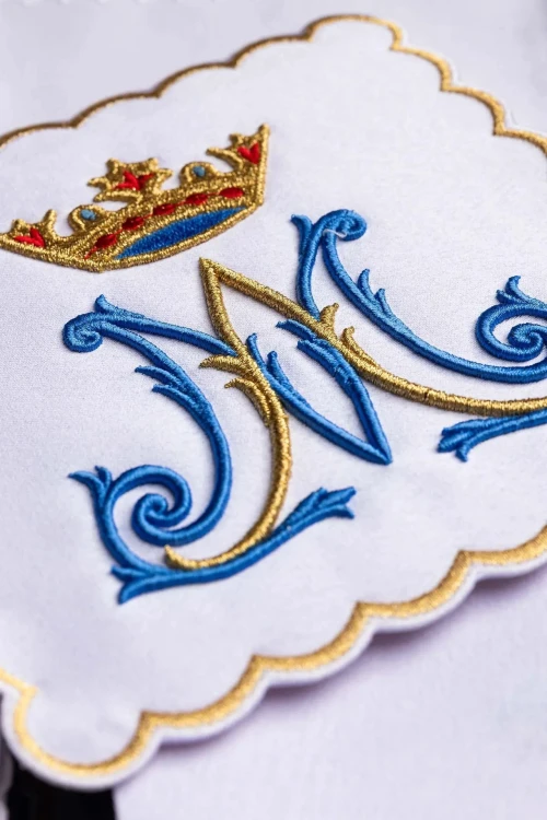 Biały komplet bielizny kielichowej z błękitnym monogramem Maryi i ornamentem – widok główny