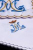 Biały komplet bielizny kielichowej z błękitnym monogramem Maryi i ornamentem – palka i elementy zestawu
