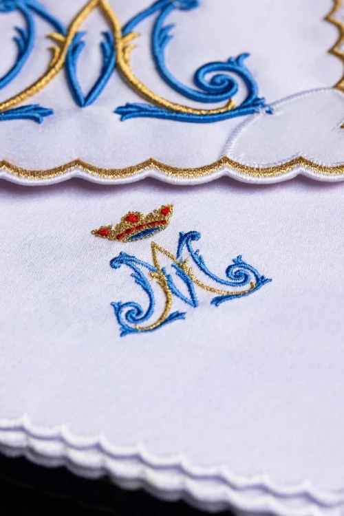 Biały komplet bielizny kielichowej z błękitnym monogramem Maryi i ornamentem – palka i elementy zestawu