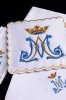 Biały komplet bielizny kielichowej z błękitnym monogramem Maryi i ornamentem – zbliżenie haftu