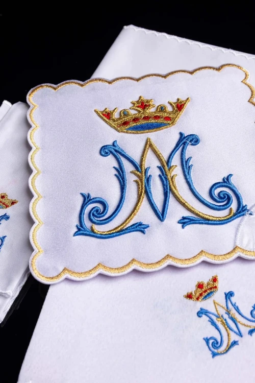 Biały komplet bielizny kielichowej z błękitnym monogramem Maryi i ornamentem – zbliżenie haftu