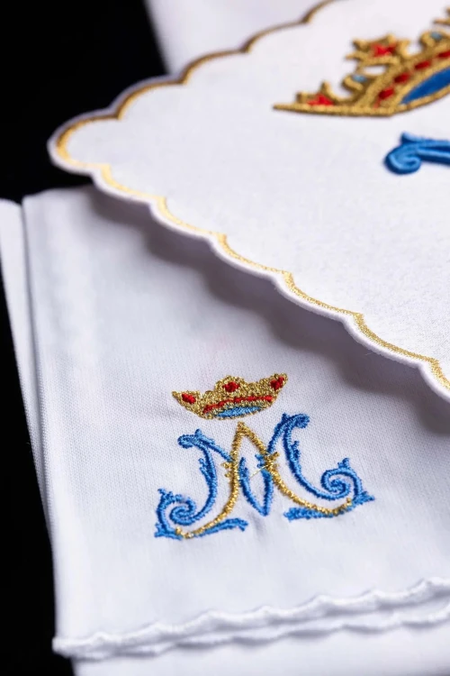 Biały komplet bielizny kielichowej z błękitnym monogramem Maryi i ornamentem – detal palki