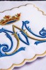 Biały komplet bielizny kielichowej z błękitnym monogramem Maryi i ornamentem – korporał