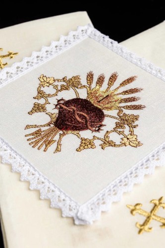 Lniany komplet bielizny kielichowej z Najświętszym Sercem Jezusa – widok główny