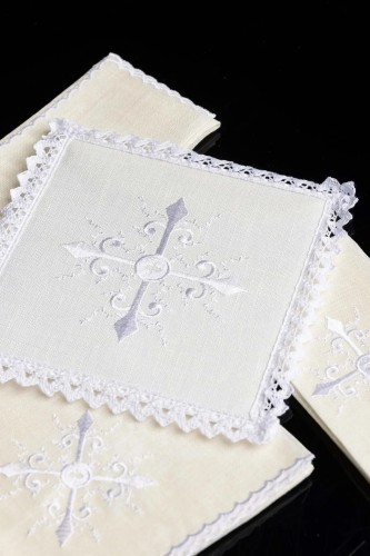 Lniany komplet bielizny kielichowej z ozdobnym białym krzyżem – widok główny