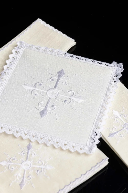 Lniany komplet bielizny kielichowej z ozdobnym białym krzyżem – widok główny