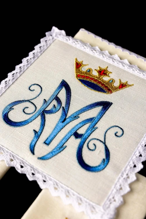 Lniany komplet bielizny kielichowej z błękitnym monogramem Maryi i koroną – widok główny